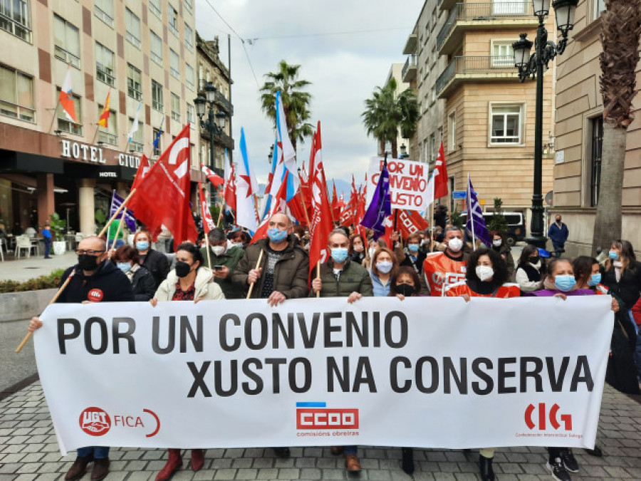 El sector de la conserva se manifiesta en Vigo para exigir un convenio "digno" y equiparar sueldos de mujeres y hombres