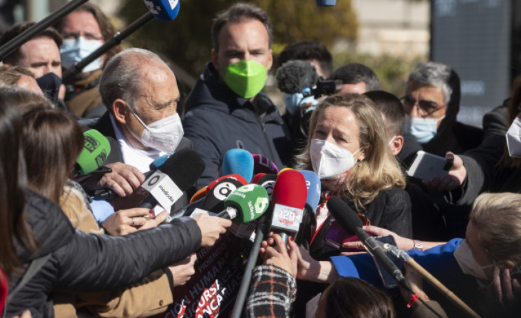 Nadia Calviño avanza un plan de atención en bancos a personas mayores para final de mes