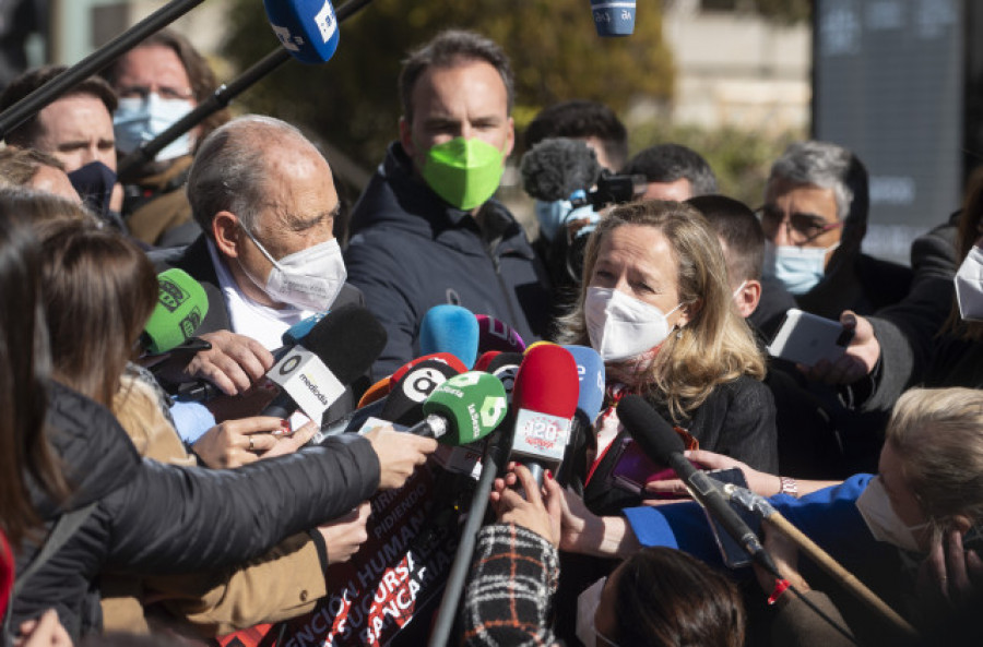 Nadia Calviño avanza un plan de atención en bancos a personas mayores para final de mes