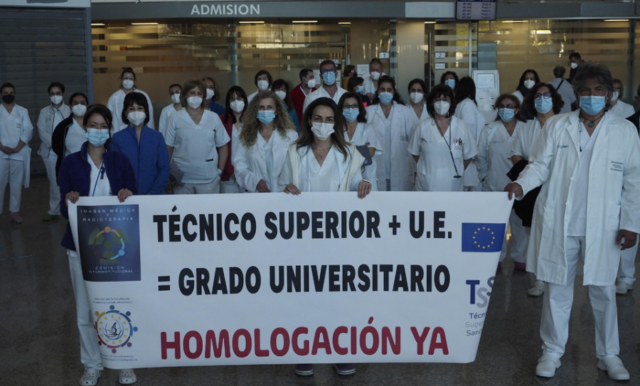 Protesta de los Técnicos Superiores Sanitarios en el CHUF por la homologación de sus estudios