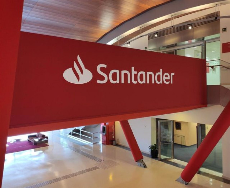 Santander amplía desde el lunes su horario de caja a las 14.00 horas para mejorar la atención a los mayores