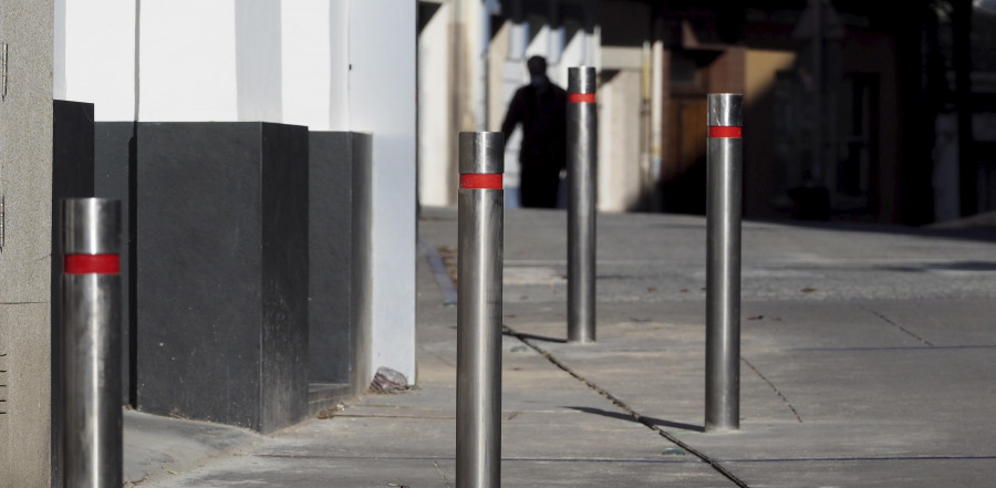 Instalados los bolardos para mejorar la seguridad peatonal en la calle Atocha de Canido