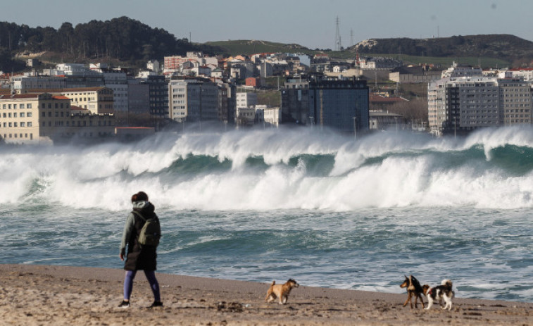 Toda la costa gallega estará este lunes en aviso amarillo por viento en el mar y oleaje