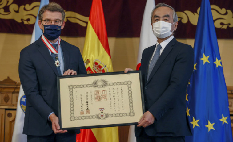 Feijóo recibe una distinción de Japón e invita al emperador a Galicia