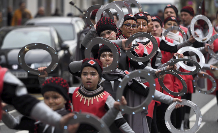 Desfile de comparsas, música y espectáculo pirotécnico en el Entroido del Concello de Fene