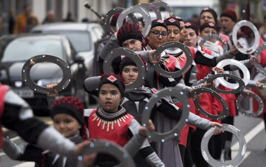 Desfile de comparsas, música y espectáculo pirotécnico en el Entroido del Concello de Fene