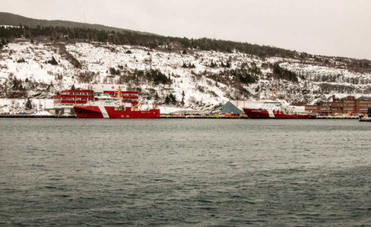 Llega al puerto de Terranova el barco canadiense que transporta a dos fallecidos del 'Villa de Pitanxo'