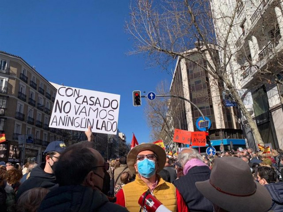 Cientos de personas apoyan a Ayuso y piden dimitir a Casado y Egea en sede PP