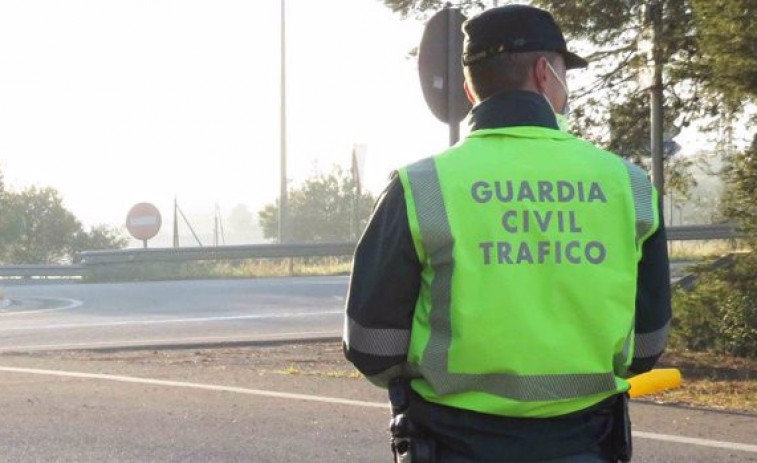 Heridos dos jóvenes tras salirse de la vía un vehículo y chocar contra el muro de una casa en Ordes