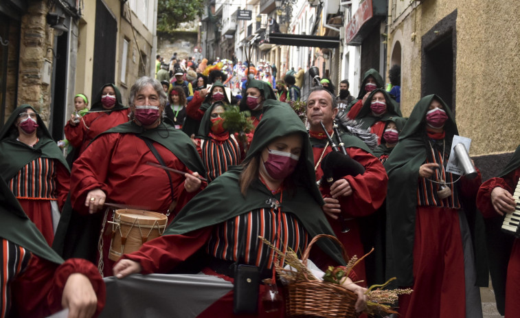 Las comparsas llegan hoy a Fene tras su paso ayer por Pontedeume