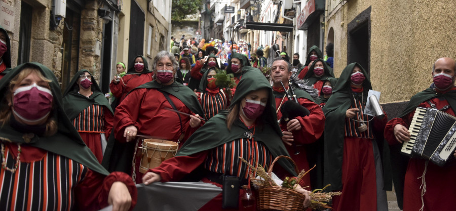 Las comparsas llegan hoy a Fene tras su paso ayer por Pontedeume