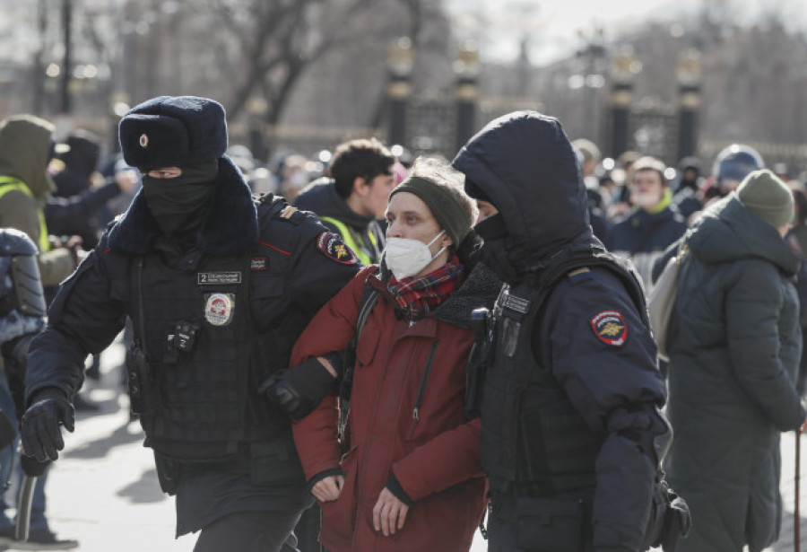 Casi 5.000 detenidos en las protestas del domingo en Rusia contra la invasión de Ucrania