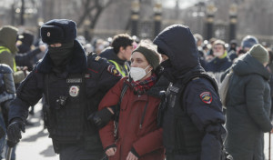 Casi 5.000 detenidos en las protestas del domingo en Rusia contra la invasión de Ucrania
