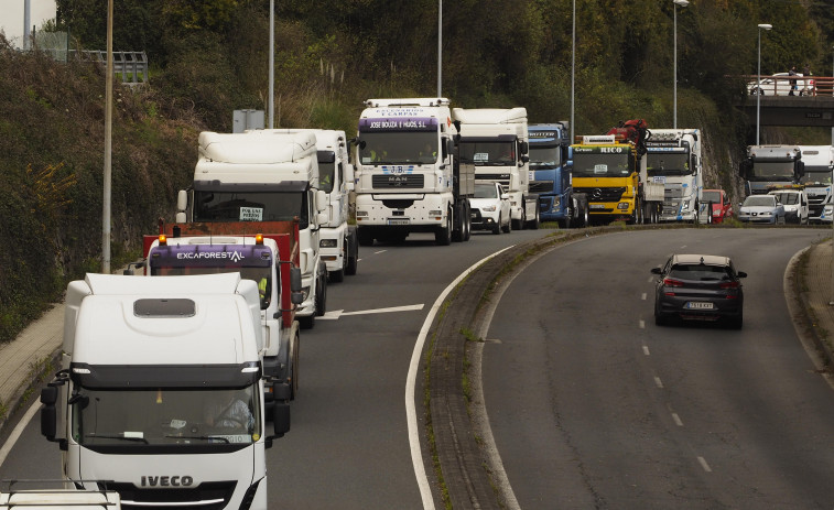 Los transportistas colapsan Ferrol por el alto precio del combustible