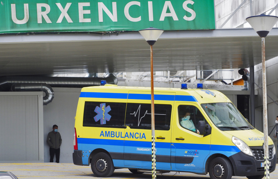 Un conductor rescatado tras quedar su coche colgado sobre la autopista en Ferrol