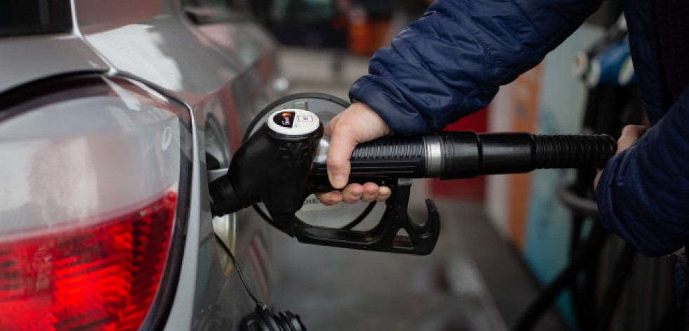 El precio del diésel prosigue su tendencia a la baja y marca esta semana otro mínimo del año