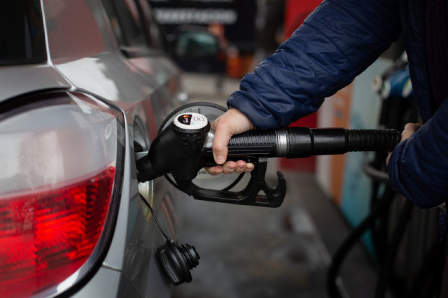 El precio de los carburantes sigue a la baja y cae hasta un 3%