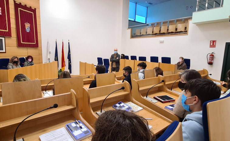 Alumnos del CPR Jorge Juan y de los institutos de Narón participan en un pleno escolar