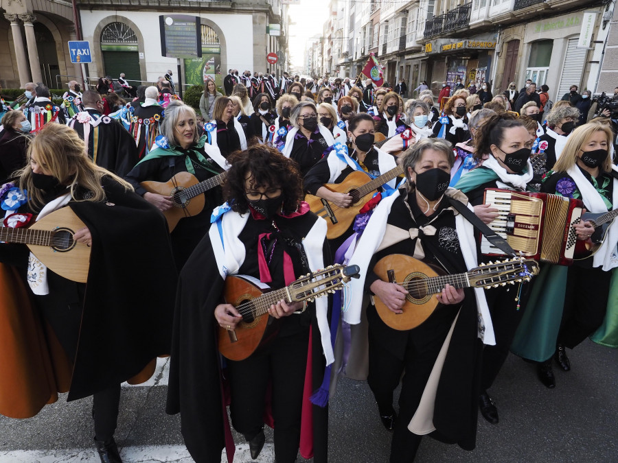 Las rondallas, su música y escarapelas de color se hicieron dueños ayer de la ciudad naval