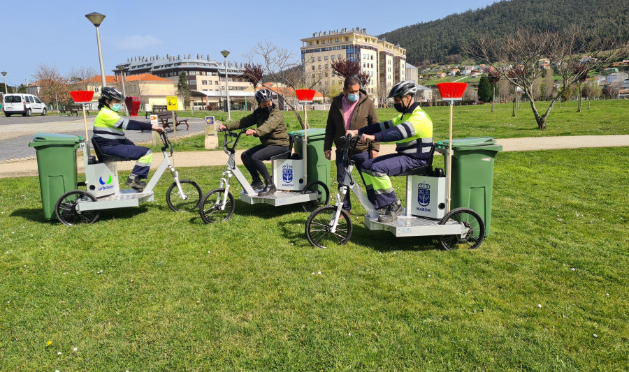 Narón incorpora tres triciclos eléctricos para la limpieza viaria y de los tres paseos