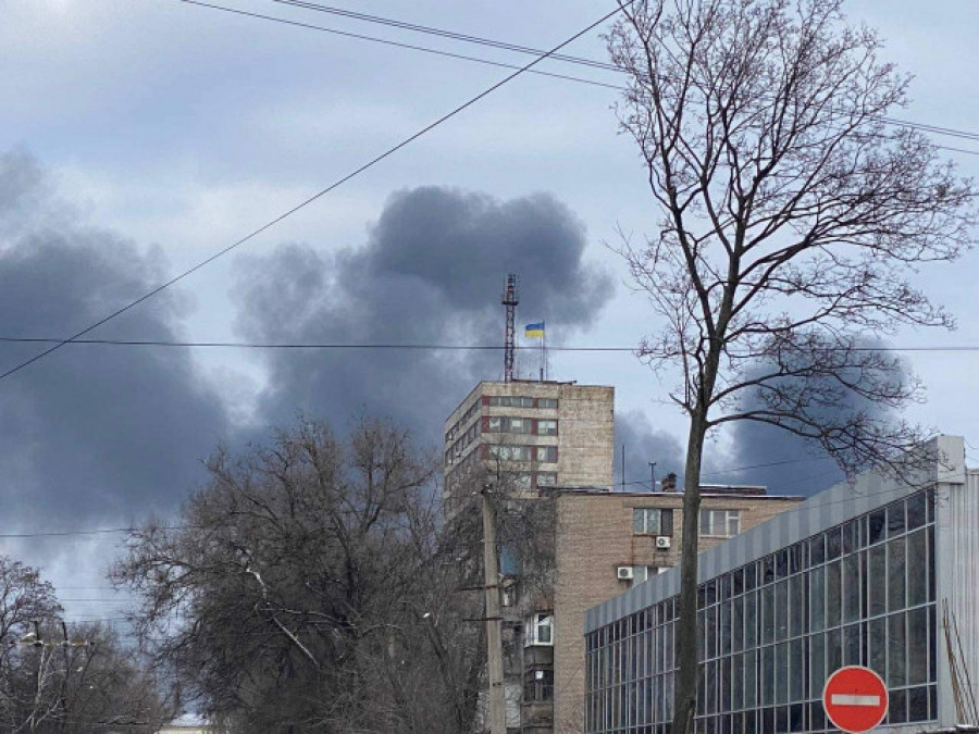 Ucrania denuncia el bombardeo de una escuela con civiles dentro en Mariupol