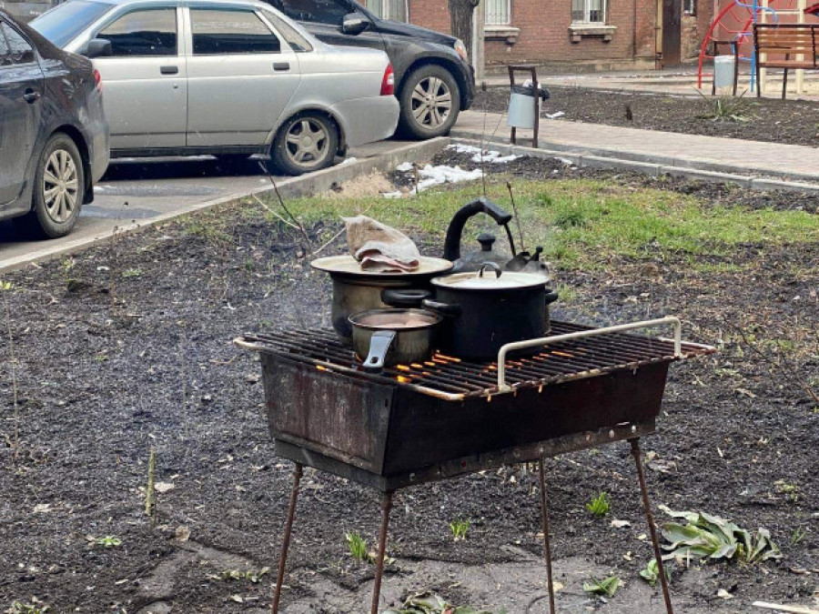 Beber agua de lluvia y comer palomas callejeras, la vida cercada de Mariúpol