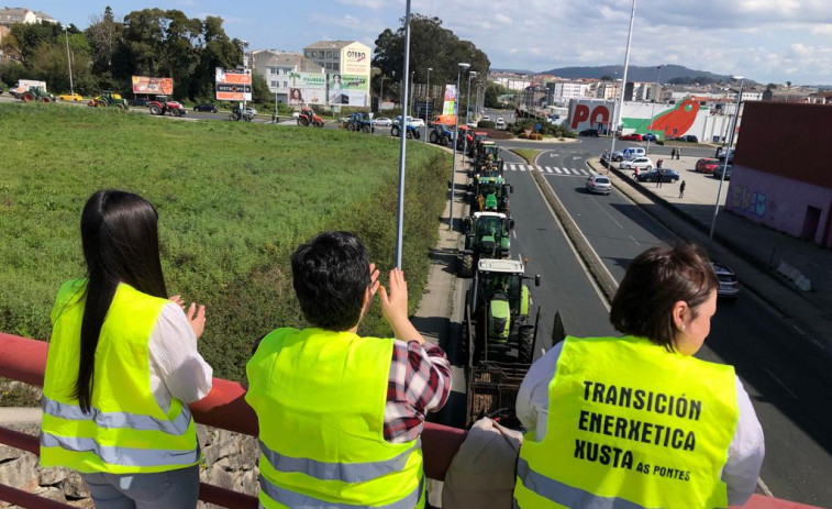 Un centenar de transportistas toman las calles de Narón y Ferrol