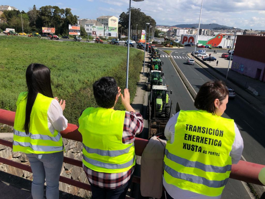 Un centenar de transportistas toman las calles de Narón y Ferrol