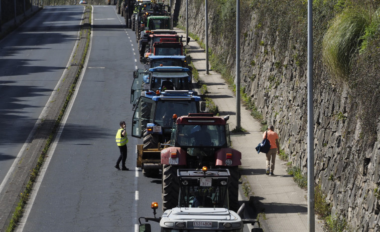 Camiones y tractores protestan por  las calles de Narón y la ciudad naval