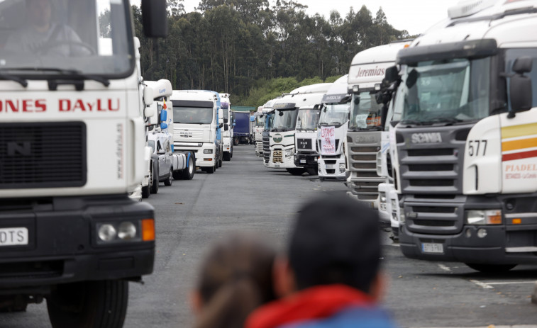 Cientos de camiones y maquinaria agrícola vuelven a concentrarse en Ferrol en el día 10 de paro