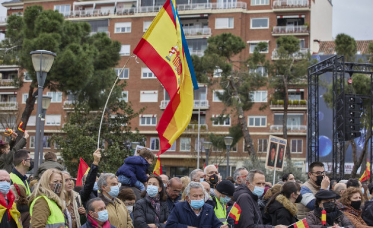 Cientos de personas secundan la protesta de la Asociación de Víctimas del Terrorismo