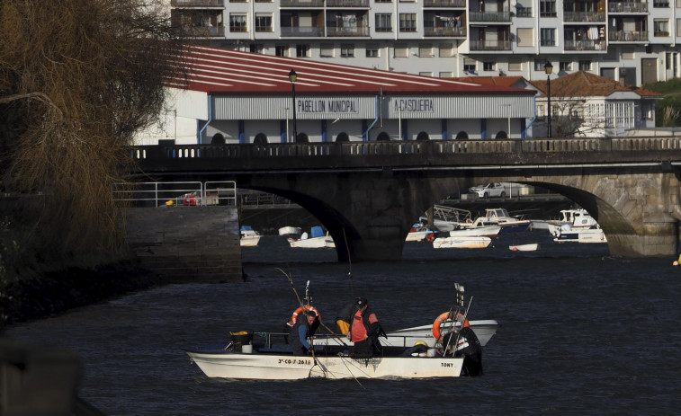 Los pescadores de Pontedeume se alían con USC y Endesa para analizar la calidad de bancos marisqueros de la zona