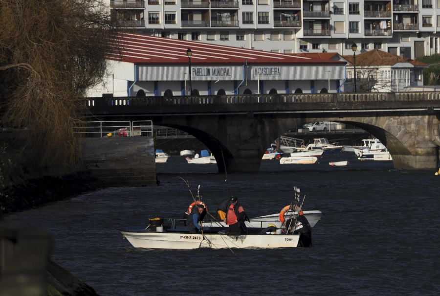 Los pescadores de Pontedeume se alían con USC y Endesa para analizar la calidad de bancos marisqueros de la zona