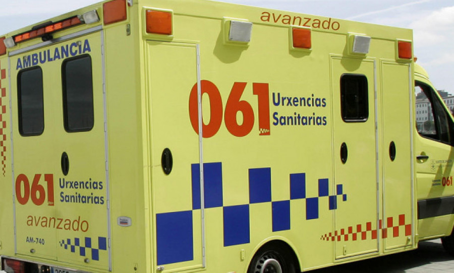 Rescatada una mujer atrapada en un coche tras chocar con otro en San Sadurniño