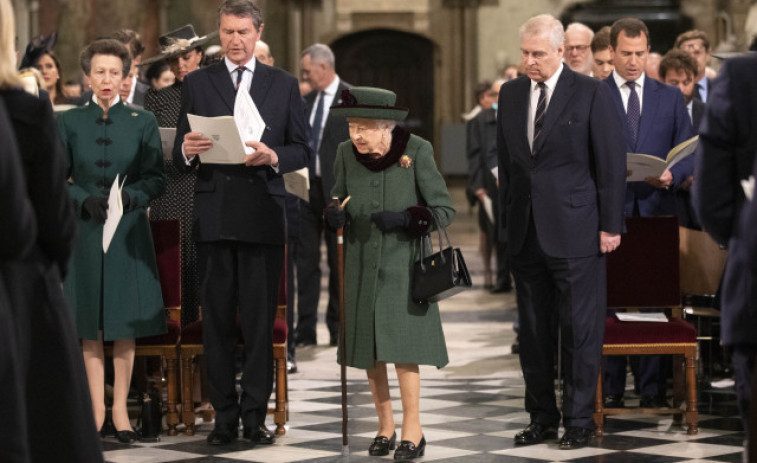 Isabel II exhibe su apoyo al príncipe Andrés en el homenaje al duque de Edimburgo