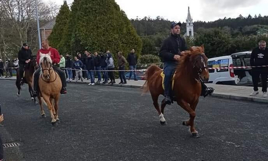 Cerdido vivió una intensa jornada al paso de su ancestral fiesta equina