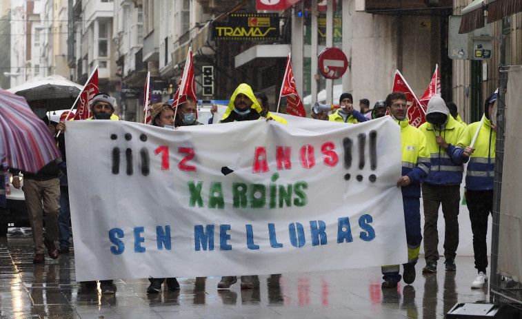 Caravana de coches y manifestación de los jardineros en su cuarta jornada de paros laborales