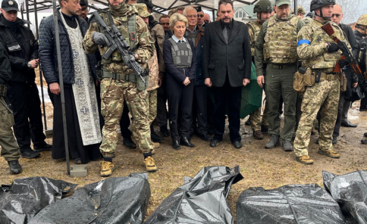 Von der Leyen y Borrell visitan una fosa común durante su viaje a Kiev