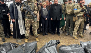 Von der Leyen y Borrell visitan una fosa común durante su viaje a Kiev