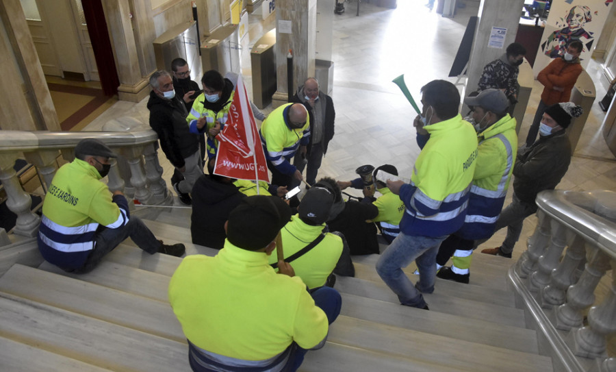 Jardines acusa a la empresa de impedir los servicios mínimos en la jornada de ayer