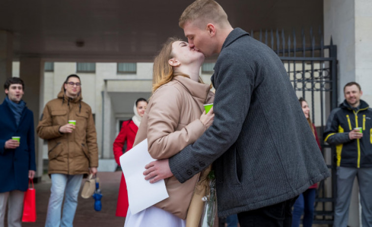 Una boda y un poco de alegría en medio de la guerra en Ucrania