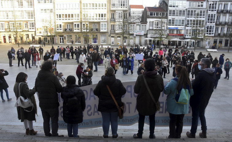 Los usuarios del bus A Coruña-Ferrol marchan a pie en demanda de un transporte digno