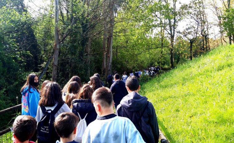 Los alumnos del IES Breamo recorren una etapa del Camiño en favor de Ucrania