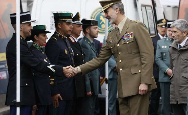 El rey Felipe VI visita el puesto de la Guardia Civil de Sarria para reconocer su labor en el Año Santo