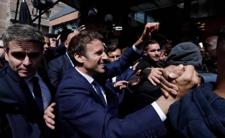 Lanzan tomates a Macron durante la visita a un mercado