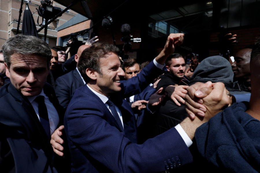 Lanzan tomates a Macron durante la visita a un mercado