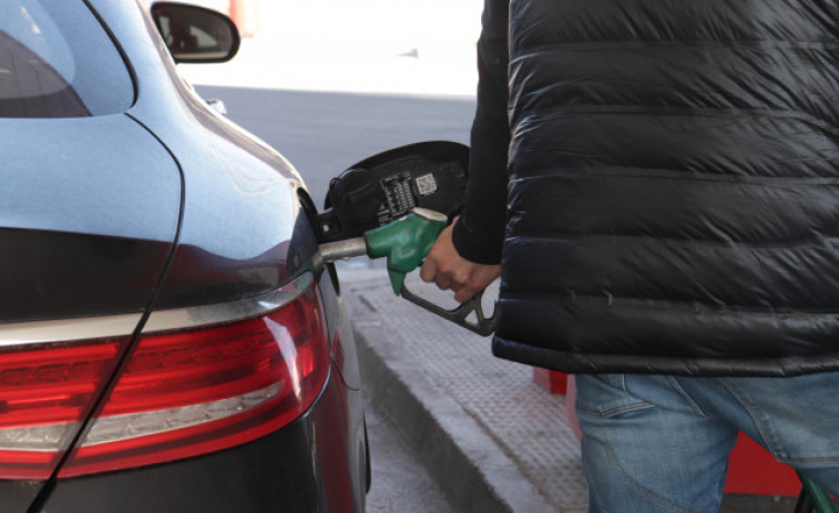 Los carburantes prosiguen con su caída y ya son más baratos que antes del estallido de la guerra de Ucrania