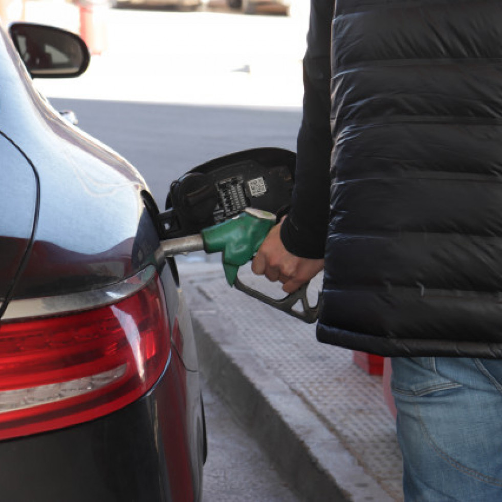 Los carburantes siguen a la baja y tocan precios mínimos del verano en pleno puente del 15 de agosto