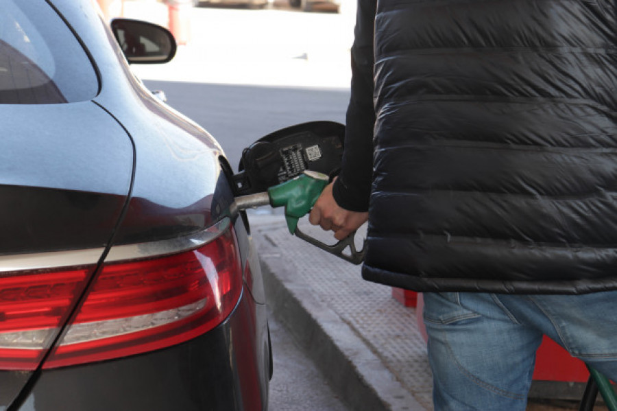 Los carburantes prosiguen con su caída y ya son más baratos que antes del estallido de la guerra de Ucrania