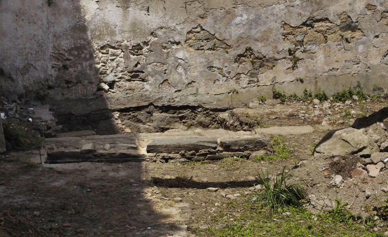 Hallan vestigios de la muralla medieval de Ferrol en los sondeos de una obra